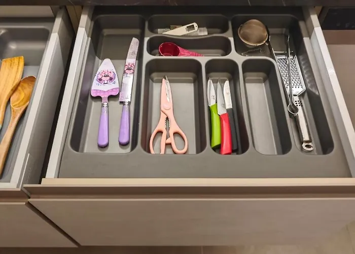 Dentist Bulent Kenir Κουσάντασι